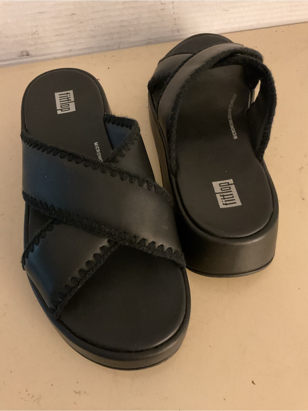 Fitflop Women's Black leather Crisscross Slide Sandals US 7